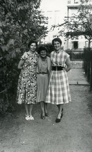 KKE 4107.jpg - Od lewej: pierwsza Jadwiga Lancewicz. Od prawej pierwsza J. Sakielówna po mężu Paulin, Sopot.